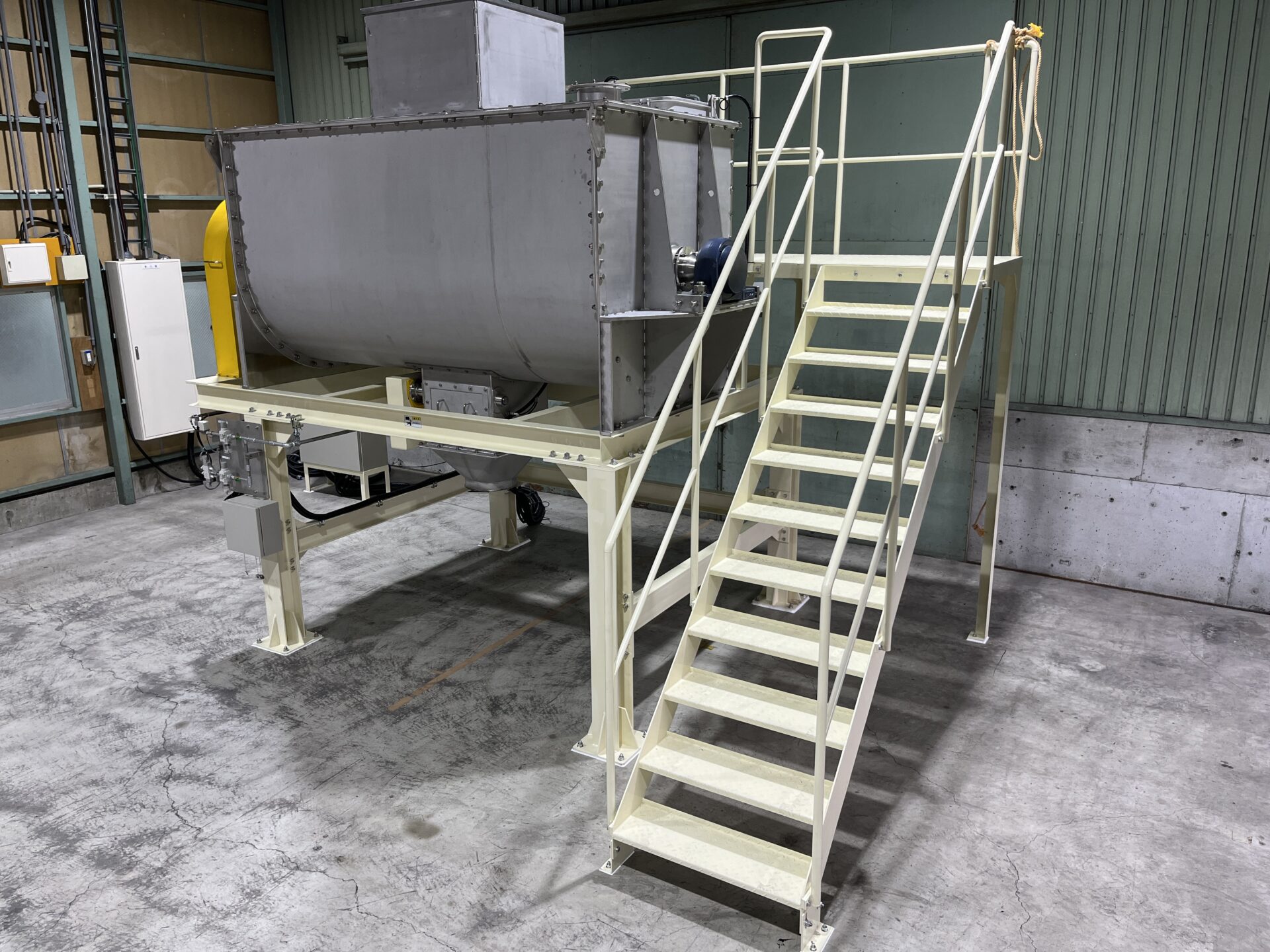 リボンミキサー（横型混合機）製品画像