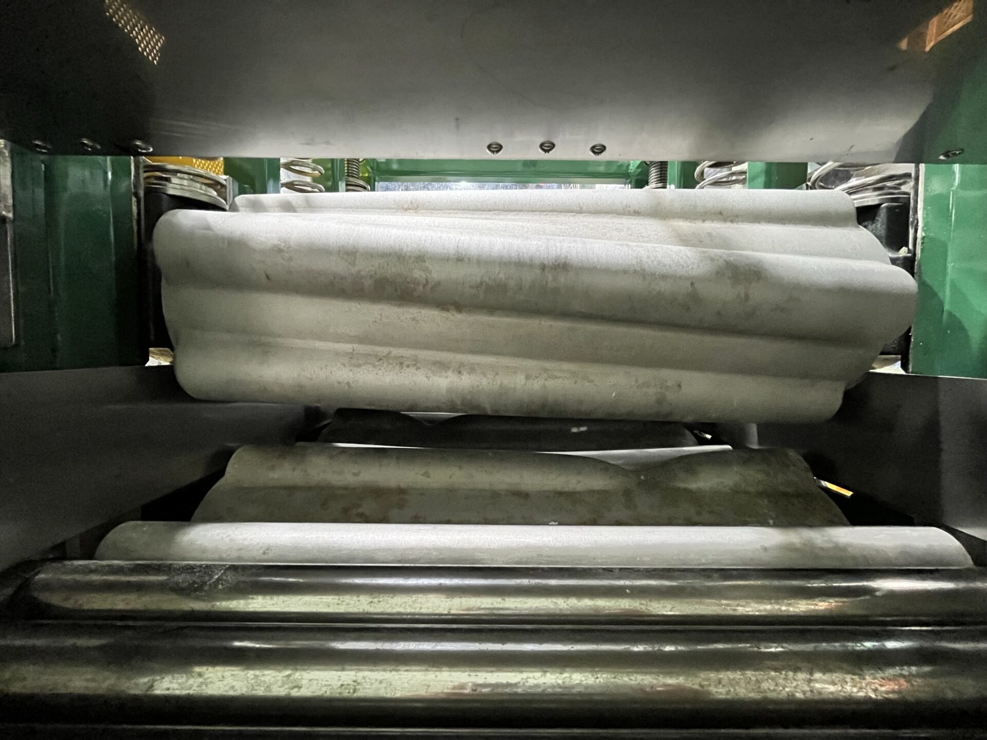 特殊構造の凹凸ロールが効果を発揮！！